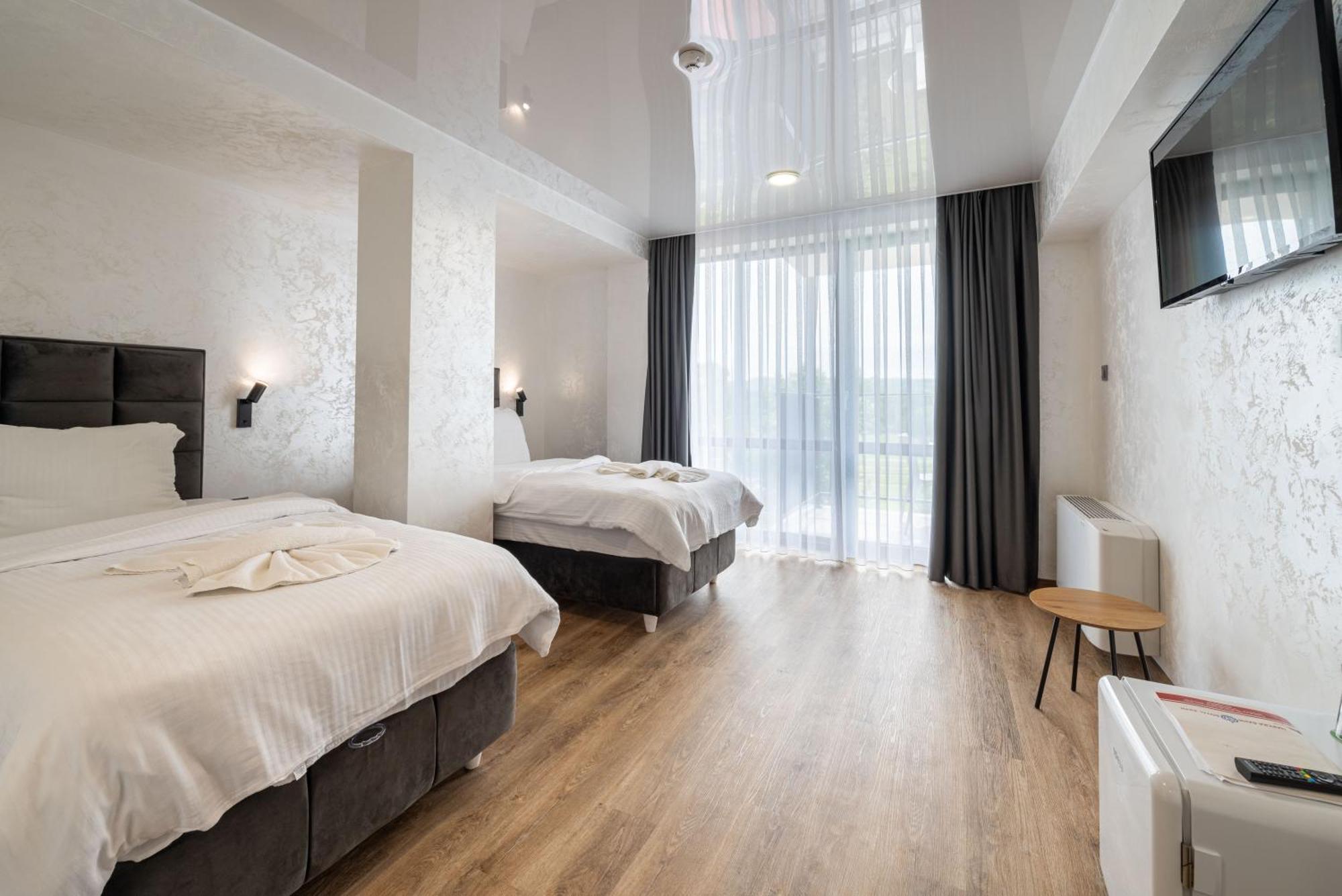 Hotel Royal Bath Banya  Bagian luar foto